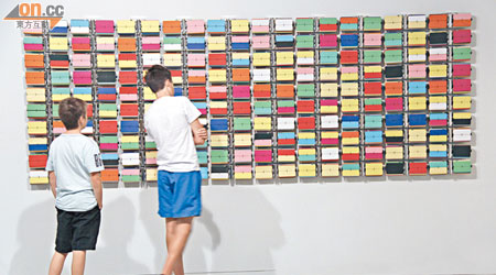 七彩繽紛的牆上，裝有100個每分鐘都會變色的時鐘，是珀斯藝術家Rebecca Baumann的創作。至於如何看時間，相信要Rebecca本人才知道。