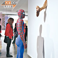蜘蛛俠與鬍子先生互相凝視的雕塑，是場內吸引最多參觀者駐足觀賞的有趣作品。