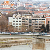 由城堡居高臨下，可以看到多瑙河及周邊的風景。