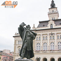 廣場上位置佇立着當地名政治家Svetozar Miletic的雕像。
