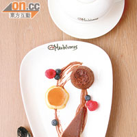 Trio Platter $118（需預訂）<br>焦糖燉蛋、朱古力撻和近似朱古力梳乎厘的Chocolate Souffle，以蛋白為主，入口更輕盈，甜而不膩。