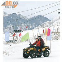 乘坐雪地ATV在雪地飛馳，感覺非常刺激，收費￥50/圈（約HK$62）。