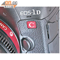 機身前方「EOS-1D C」型號位置設有收音咪。