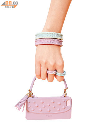 薄荷綠、粉紫色手鈪 各$100<br>粉紫色、薄荷綠色戒指 未定價粉紫色手袋形手機殼 $350