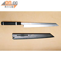 這把廚刀由日本五大刀匠白本健一師傅用上2個月鑄造，總廚劉師傅稱只在招待貴賓時才會使用呢。