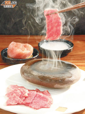 石燒和牛  $580/100克 <br>特地從日本帶回來的石燒板，由千度高溫燒製而成，將A4近江和牛放在石頭上面2~3秒已吃得，約3成熟的和牛，油分香濃又有豐富肉汁。