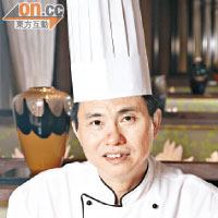 有超過40年中菜經驗的賴師傅對多款傳統中菜瞭如指掌。曾在中國內地、新加坡及台灣工作的他不時在傳統菜餚中加入新元素，推陳出新。