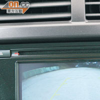 中控台設有彩色屏幕，並連接了後泊車鏡頭。