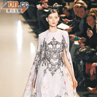 裙款是注入了cape-like理念，而印花圖案與刺繡裝飾結合，富有Baroque style。