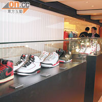展出Air Jordan I至XIV共14對實物波鞋，每對都保養極佳，兼附有背景說明！