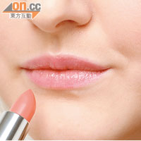 4.由唇中央開始，塗上一層薄薄的粉紅色唇膏，自然又夠Sweet。