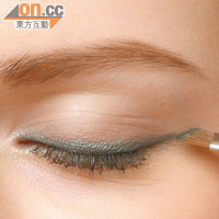 Step 1.用孔雀綠色眼影代替眼線筆，由眼頭描畫至眼尾處時稍稍勾起。