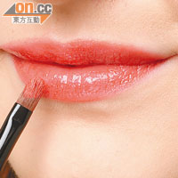 4.最後塗上紅色唇膏，可再加上淡紅的唇彩，增加亮澤感。