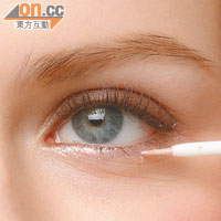 2.用帶閃粉的淺色眼線筆描繪下眼線，令雙眼看起來更大。