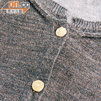 Vivienne Westwood的Vintage毛衣外套，換上廚餘鈕子，令舊物添上新元素。
