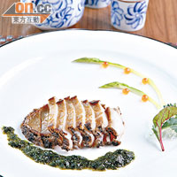 日式清酒煮蝦夷鮑魚　$580（約120g）（b）<BR>鮮鮑洗淨後直接放在鐵板上烹調，邊煮邊加入清酒提升香味，鮑魚入口又甜又惹味。