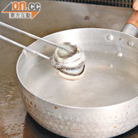 2. 煲滾水將鮑魚連殼煲約5分鐘，取出後起肉，去除內臟。