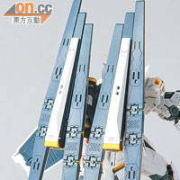 模型可重現兩邊懸掛各3門Fin Funnel的「雙飛翅炮裝備」。