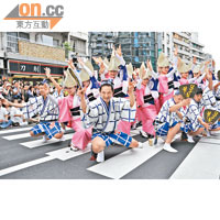 日本東京高圓寺阿波踴協會的表演隊伍將穿上傳統服飾，大跳舞步。