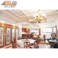 小平房餐廳內以中式布置，牆壁掛上畫作，非常典雅。