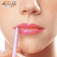 Step1：先用唇線筆勾畫唇形，確保唇膏不會畫出界。