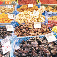 蘑菇及乾果種類眾多，每公斤約HK$100左右便有交易。