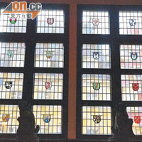 市政廳的玻璃窗畫不是聖母，而是城邦的徽號。