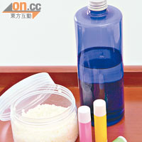白金荷荷巴潤唇膏十分簡單，包括蜜蠟、白金荷荷巴油（或任何植物油）等。