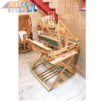 店內展示了編織竹藤用的機器。