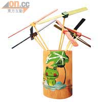 店內精美的竹蜻蜓及小風車好睇好玩，是昔日孩童的好伴侶，NT$100（約HK$26）。
