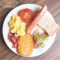 Deluxe Breakfast $65<br>碟上擠滿了腸仔、煙肉、薯餅、番茄、多士，還有加了牛奶的滑溜炒蛋，屬飽肚之作。