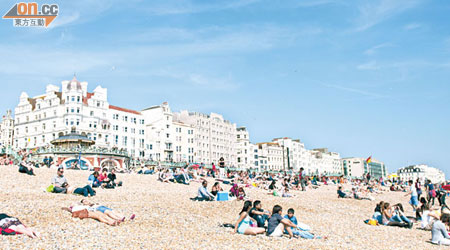 年輕人可趁機一窺英國最富活力的海邊度假小鎮，放鬆身心。