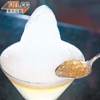 English Tea Martini $88（c）<br>將Earl Grey茶做成魚子的形狀和泡沫，配以伏特加、蘋果汁和新鮮檸檬汁等材料調製的分子雞尾酒，帶濃郁茶香。