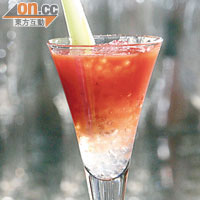 Bloody Mary Caviar Shooter $70（b）<br>將伏特加酒做成魚子醬，配味道帶酸的果汁，一咬之下，酒味十分強烈。