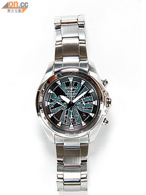 Criteria黑色計時腕錶，擁有太陽能機芯，並附有夜光指針及刻度，對比感強烈，散發硬朗氣息！
