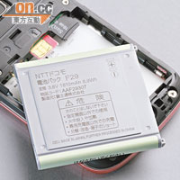 使用microSD卡及microSIM卡，可惜要拆電先換到。
