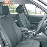 座椅運用Sensatec款式皮革包裹，駕駛席更附設電控連記憶調校功能。