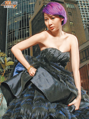 系列由張潔雯設計，以「現代巴洛克」為名，由深藍色和灰色狐毛剪裁而成的曳地長裙，腰間綴以水晶腰帶，設計富層次感，帶出浪漫感覺。