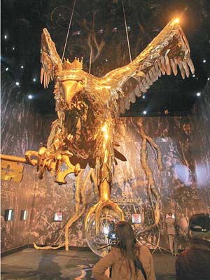 以飛鷹作標記的Roger Dubuis今年在場館內設有巨型金色飛鷹裝飾，氣勢十足。
