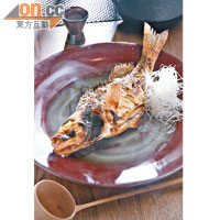 瀨戶目張酒　時價（c）<br>瀨戶內海居民喜愛的食法。將魚燒香後淋上熱清酒，魚肉吸入清酒的香味，淡淡然的感覺健康。