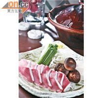 寒鰤魚火鍋 $500/位（e）<br>稻菊日本料理的師傅將肉質豐潤的寒鰤魚在昆布湯中輕烚，啖啖鮮美油香，與昆布同吃，湯底同樣鮮甜滋味。相片中為3人分量。