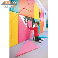 拼圖牆<br>牆壁由多塊不同顏色的七巧板組成，小朋友可將它們拆掉，再重新拼砌，有助訓練智力兼發揮創意！