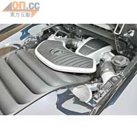 植入Twin Turbo裝置的3.8公升V8引擎，馬力能在瞬間飆至625ps。