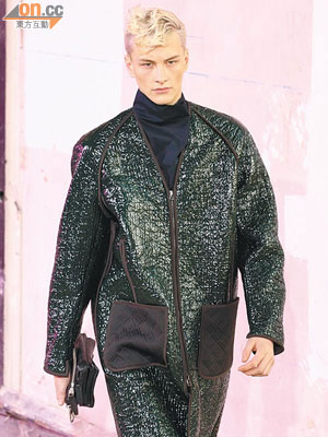 Oversized jacket用上長身設計，配合round-shape線條，大玩質料與布料間的metallic效果。