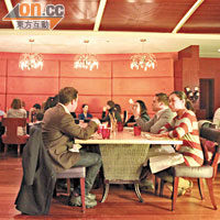每次聚餐平均有50至100人參加，以外國人為主，間中亦有操流利英語的華人面孔。