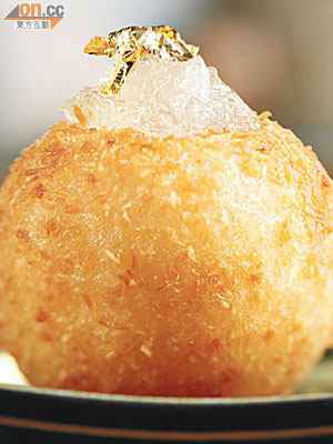 燕液黃金球  $58（d）<br>糯米皮包着椰汁忌廉餡，沾上椰糠炸至金黃，再放上燕窩和金箔，煙煙韌韌。 
