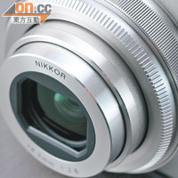 採用28mm F2.8定焦鏡頭，外圍轉環可作手動對焦。