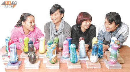 藝術家陳盈敏（左二）帶領陳樂晞（左一）、鍾海燕（右二）、鍾嘉樂（右一）等15名學生參與創作，指導他們建立創新思維。