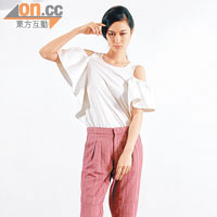 白色荷葉邊背心 $4,180<BR>紅色絲綢tapered pants $7,150<BR>Newlynn白色軟棉高跟涼鞋 $5,830