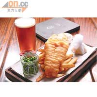 Marston's Battered Sole & Chips with Mushy Peas & Tartar Sauce $165配 Marston's Pedigree Ale $72（b）<br>木桶釀製的麥啤，帶點點辛香與蘋果餘韻，配以相同啤酒調製成的粉漿香炸而成的招牌炸魚薯條，香酥清爽兼而有之。